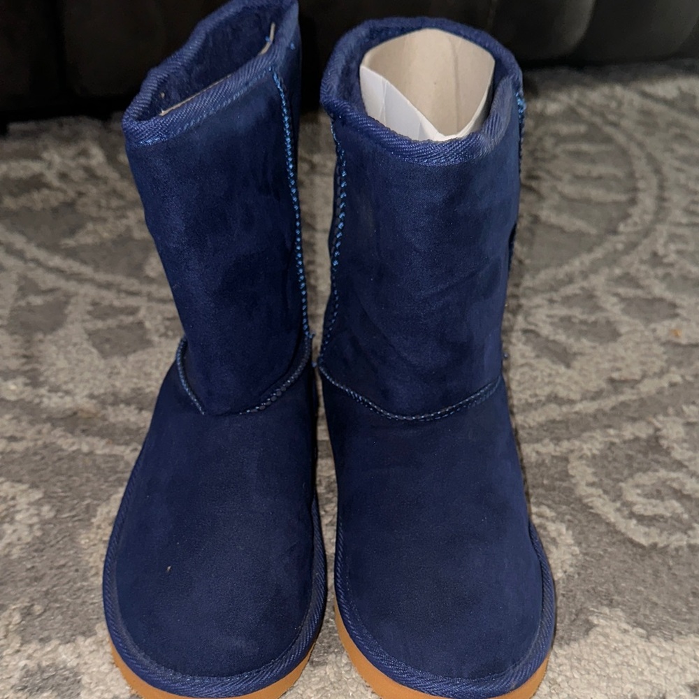 New Women's Elegant Navy snow Boots Size 5 Color Navy blue